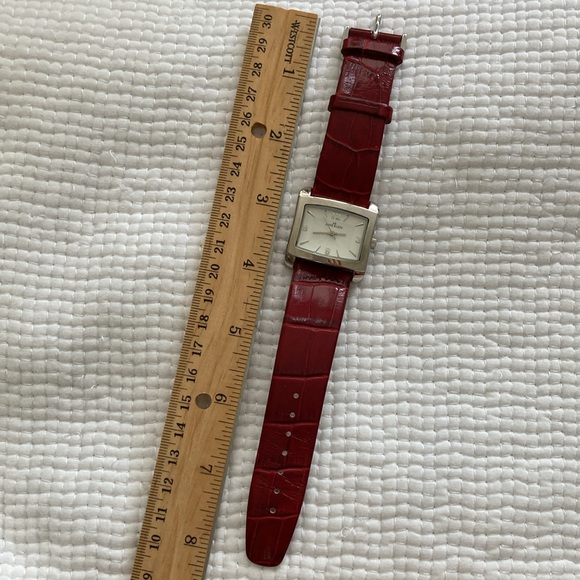 Anne Klein red leather watch new battery - Picture 7 of 7